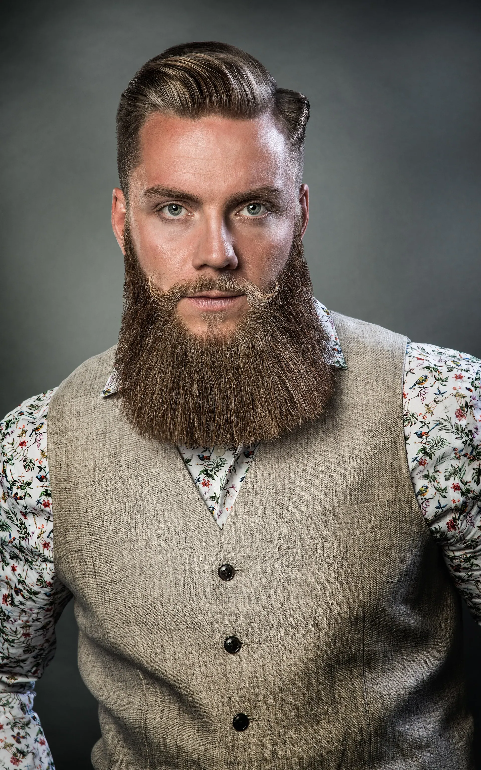 Tupé clásico con barba completa bien perfilada – corte de caballero y arreglo de barba profesionales en CUTS&CUPS, Varberg.