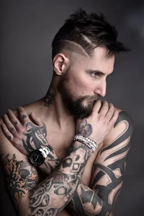 Degradado a piel con diseño en el pelo y barba – barbero de caballero en Varberg