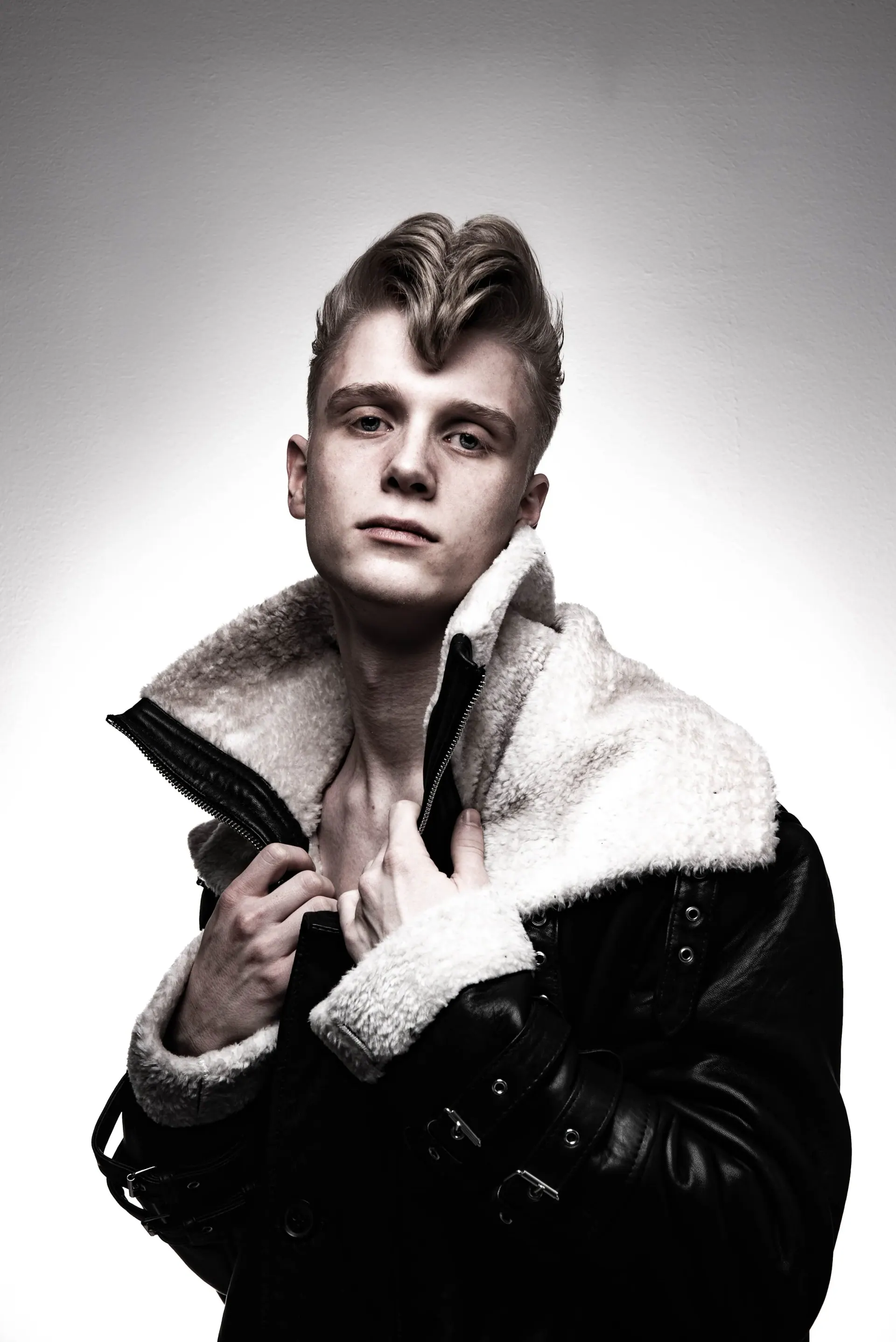 Tupé clásico con mucho volumen y degradado a piel – corte de caballero en CUTS&CUPS Barbershop, Varberg.