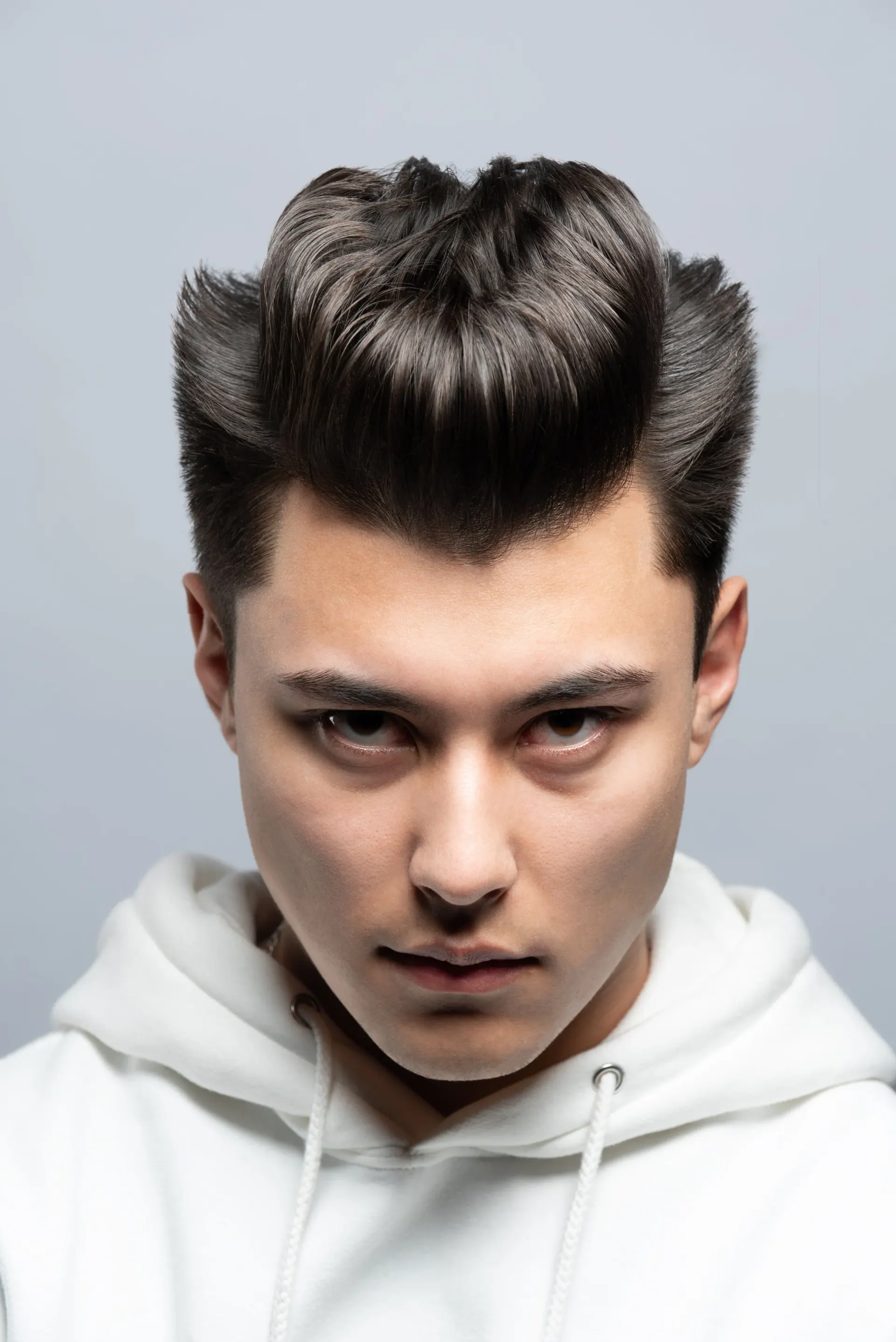 Tupé moderno con mucho volumen y degradado taper – corte de caballero profesional en CUTS&CUPS Barbershop, Varberg.