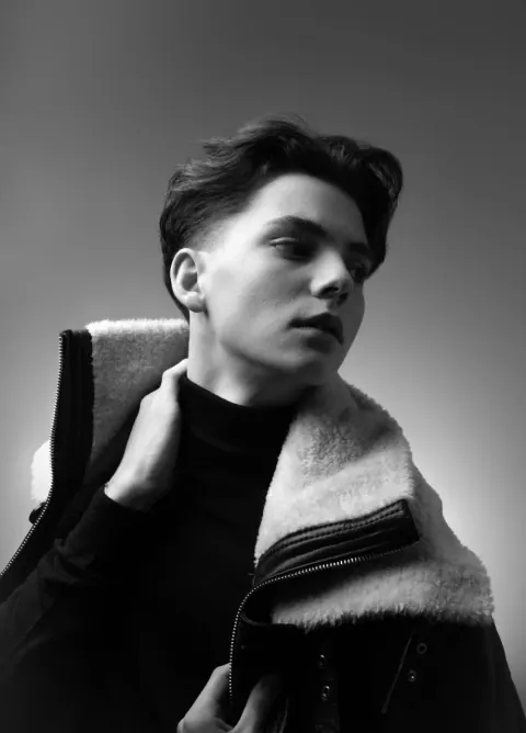 Retrato creativo en blanco y negro del lookbook de CUTS&CUPS