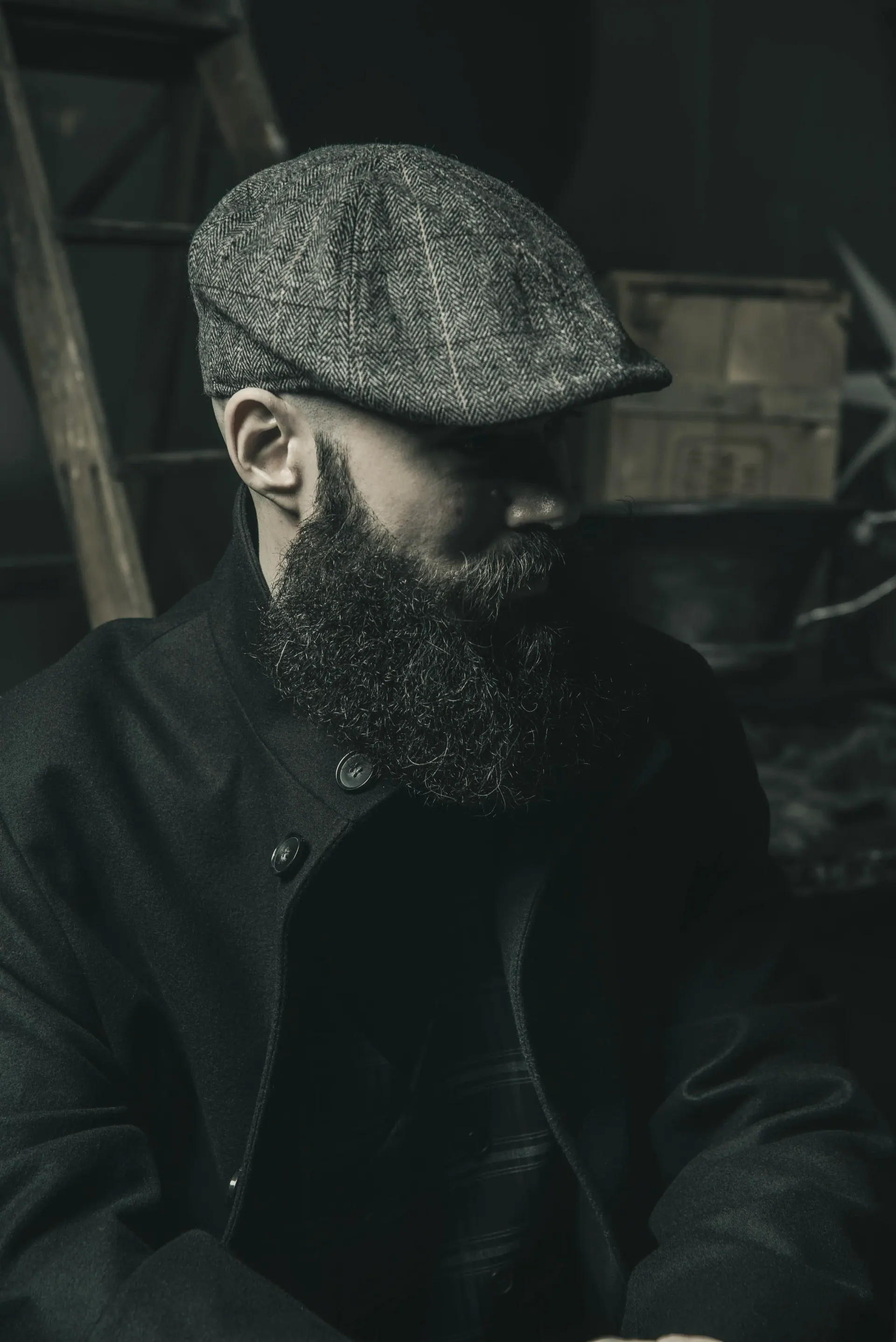 Estilo masculino clásico con barba poblada, gorra plana y aire de barbería tradicional – CUTS&CUPS Barbershop Varberg.